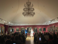 28 декабря в Московской государственной картинной галерее Народного художника СССР А.М. Шилова состоялся авторский концерт Сергея Комарова «Новогоднее настроение»