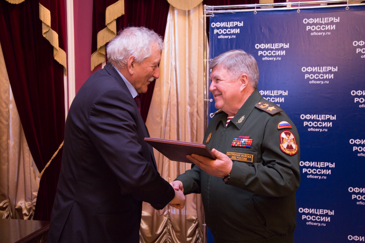 Полномочный представитель президента РФ в СФО Н. Рогожкин вручает грамоты