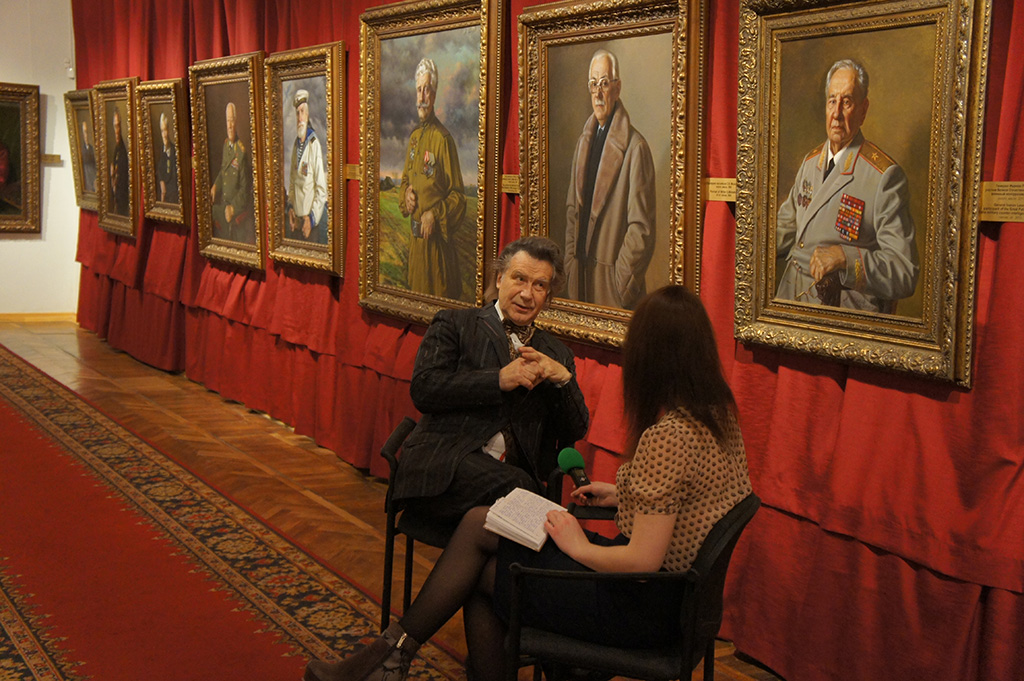 Народный художник СССР А.М. Шилов дает интервью в Историческом музее Смоленского государственного музея-заповедника.