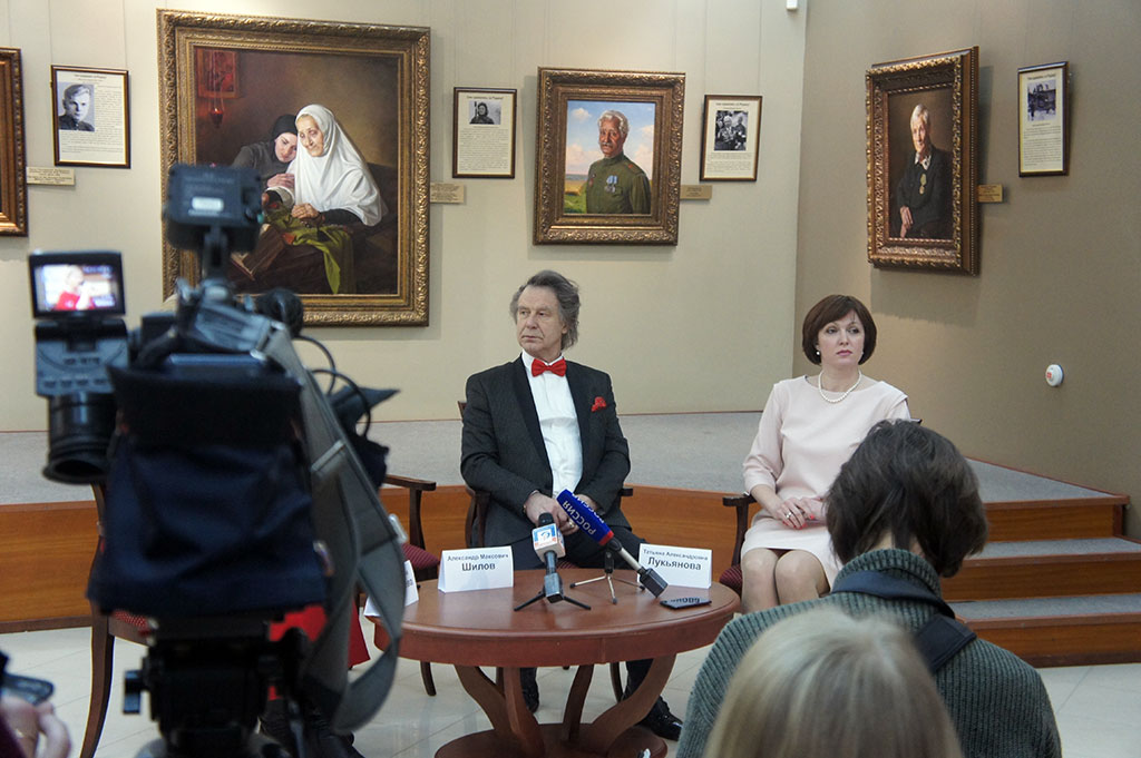 А. Шилов и директор Белгородского художественного музея Т.А. Лукьянова на пресс-конференции по поводу открытия выставки.
