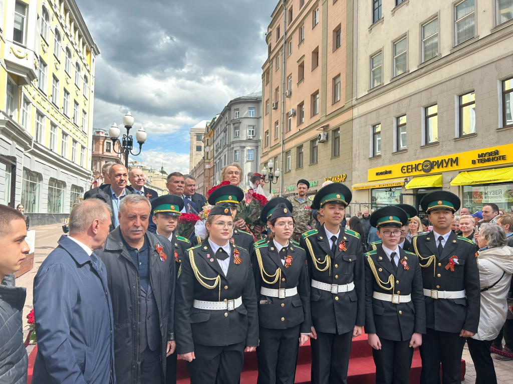 А.М.Шилов и курсанты.jpg А.М.Шилов и курсанты.jpg